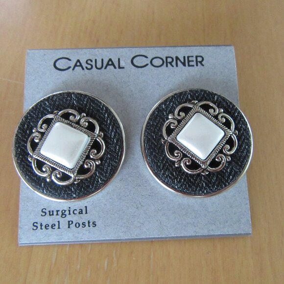 Casual Corner round pierced button earrings with fabric, faux pearl & filigree - Picture 7 of 7